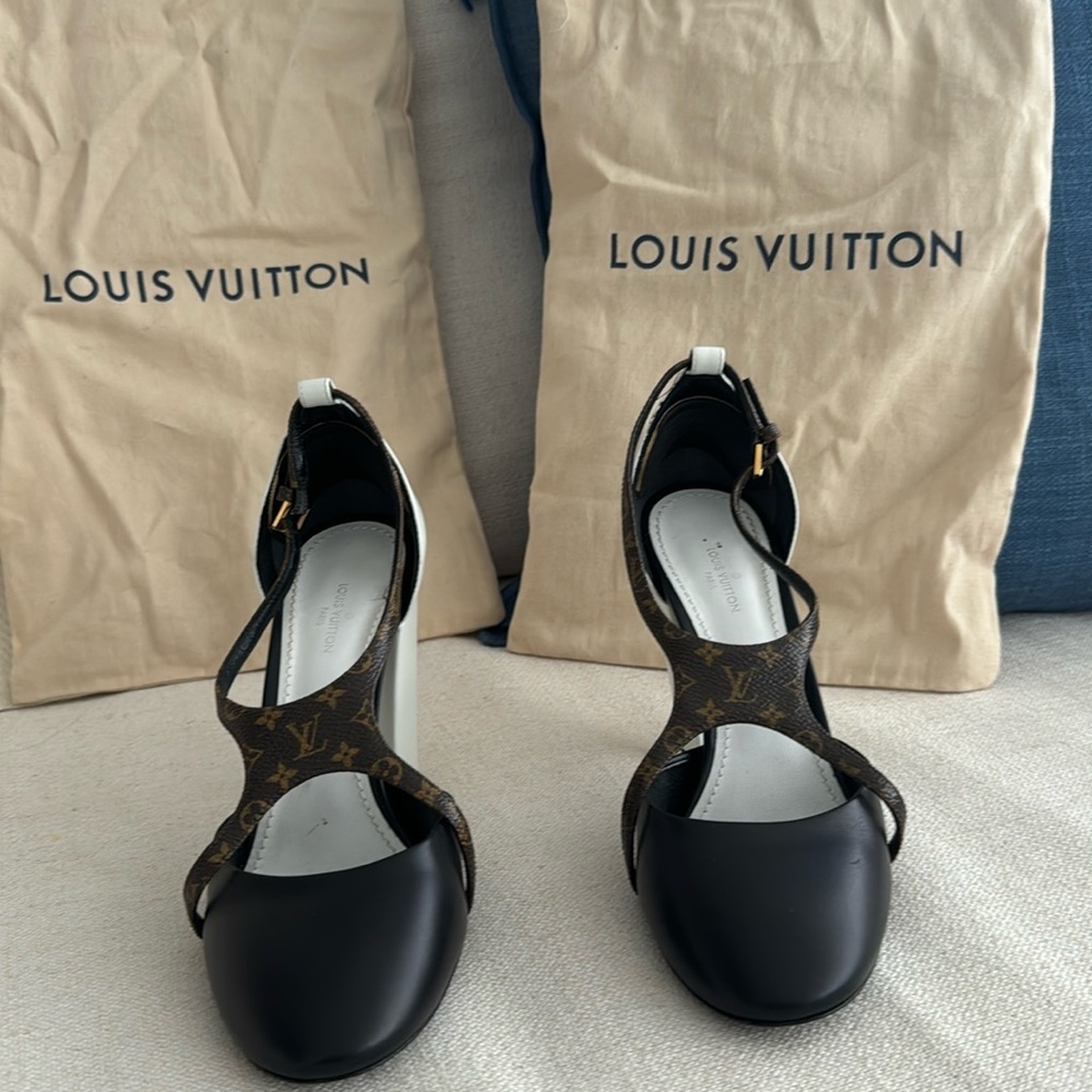 Louis Vuitton women’s white, black and monogram leather pumps.